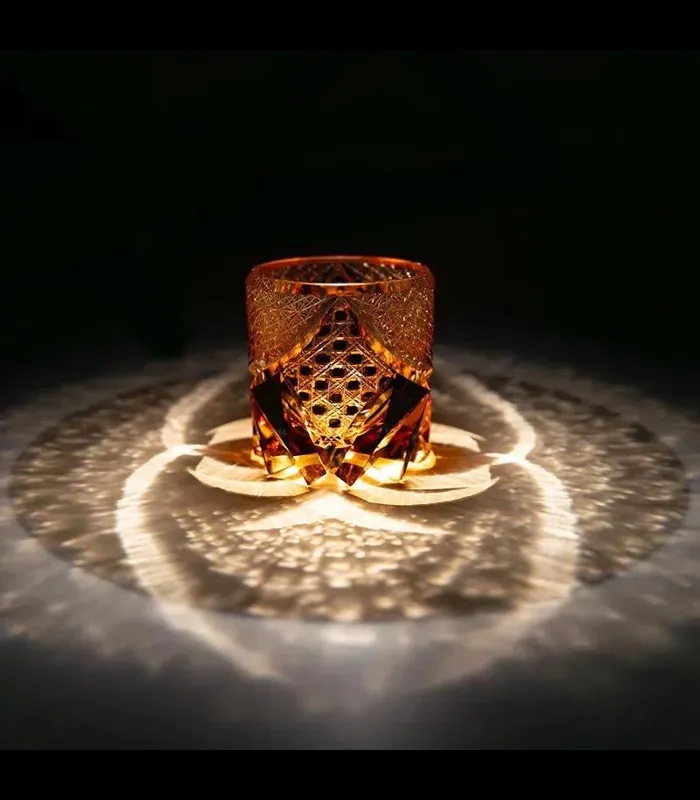 crystal glass light reflection shadow pattern